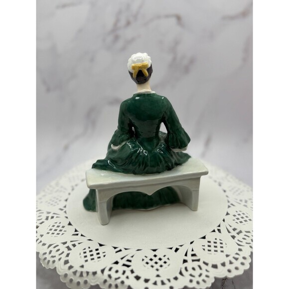 Royal Doulton Figurine 2228 A Lady from Williamsburg sitting on bench Colonial - Picture 3 of 13